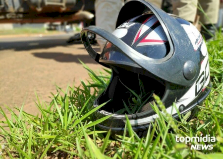 Mulher briga com namorado, pega moto, sai pilotando sem capacete e tenta fugir da PM