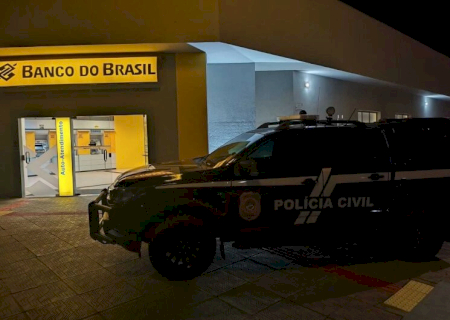 Ladrões fogem sem levar dinheiro após invasão em agência bancária