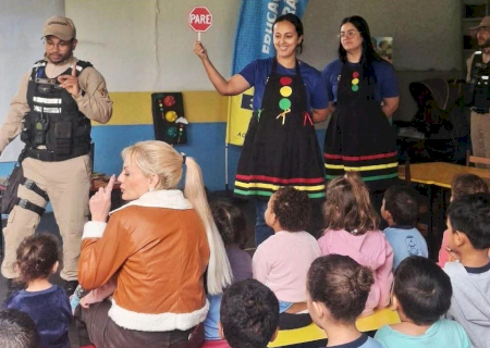 Prefeitura leva educação para o trânsito de forma lúdica a Centro de Educação Infantil