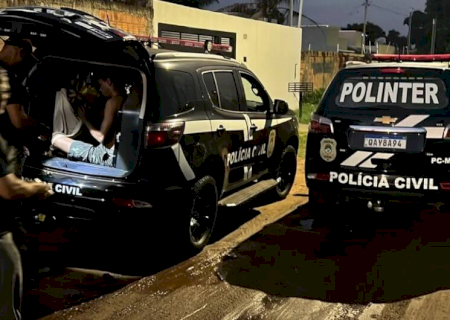 Foragidos por furto e tráfico são localizados e presos