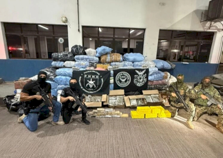 Casal tenta fugir do Bope e acaba preso com R$ 8 milhões em drogas e munições