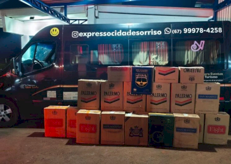 Polícia apreende mais de mil pacotes de cigarros estrangeiros em van de universitários