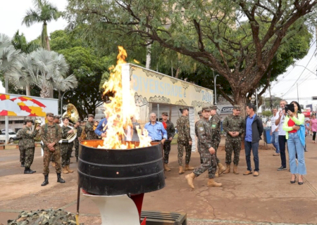 Prefeitura e Exército abrem Semana da Pátria com acendimento da chama na Praça Antônio João