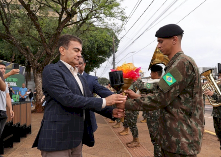 Prefeito acende “Chama da Pátria” e reforça cidadania durante solenidade
