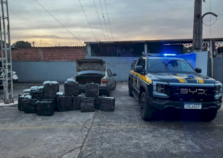 Motorista foge a pé e abandona carro com quase meia tonelada de drogas